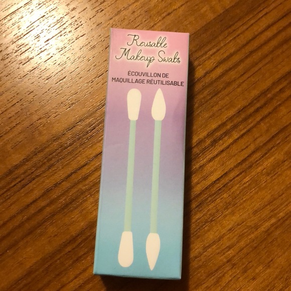 Makeup Tool bundle! Brushes and reusable silicon makeup swabs - Picture 6 of 7